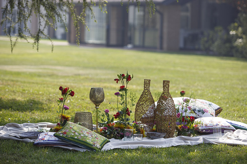 In questa foto l'allestimento di una originale mise en place sul prato per un matrimonio immerso nella natura