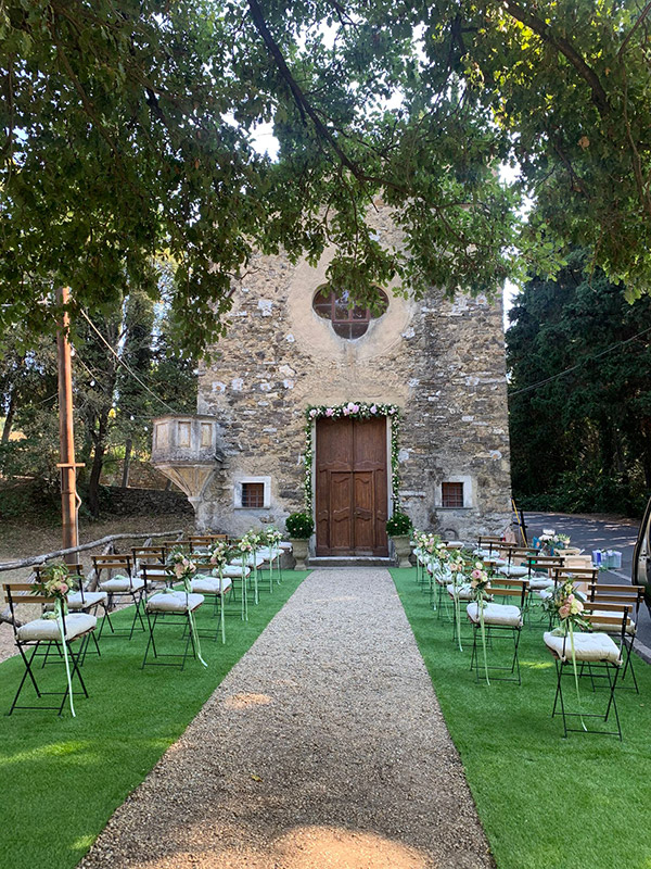 La chiesa di San Rocco di Garlenda dove si è tenuto il matrimonio di Barbara e Luca