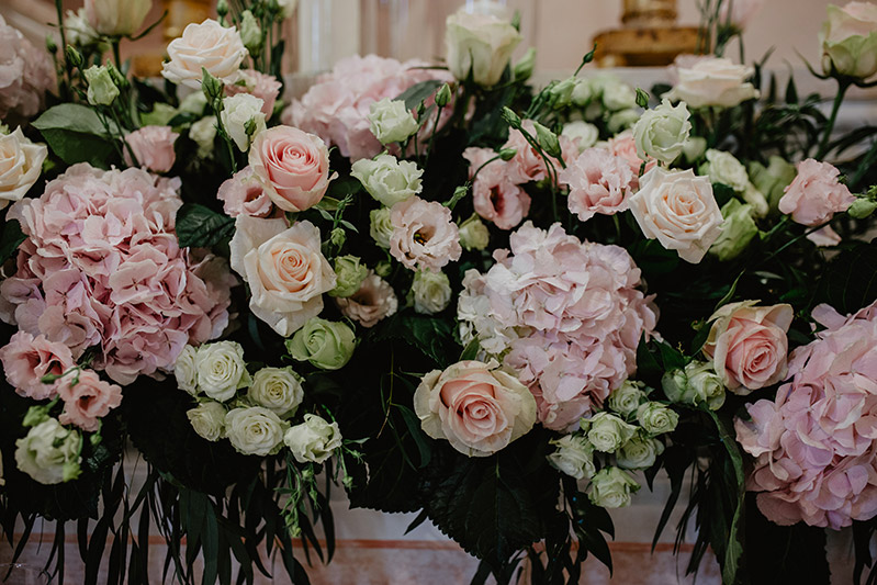 Rose, ortensie ed eucalipto nelle composizioni floreali per le nozze rustic-chi di Valeria Fazio