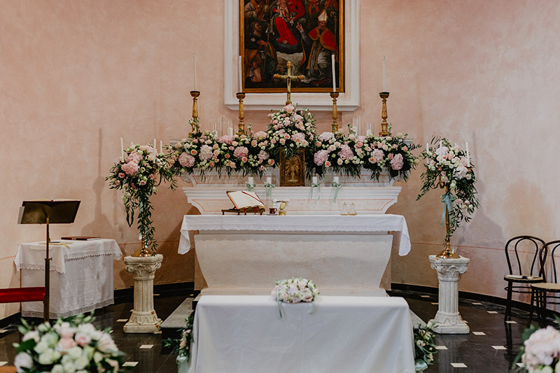 L'altare allestito con rigogliose composizioni floreali