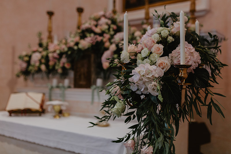 Le composizioni floreali con rose, ortensie ed eucalipto