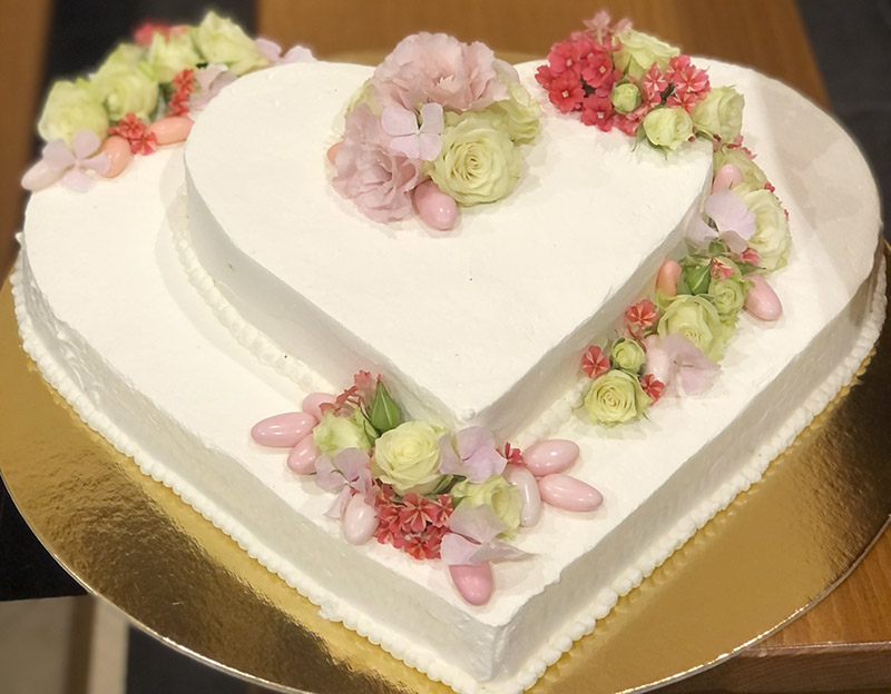 In questa foto la Wedding Cake a forma di cuore