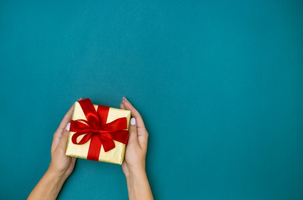 In questa immagine un cadeau de mariage con nastro rosso