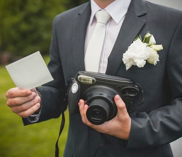 Nella foto, un fotografo di matrimonio in azione