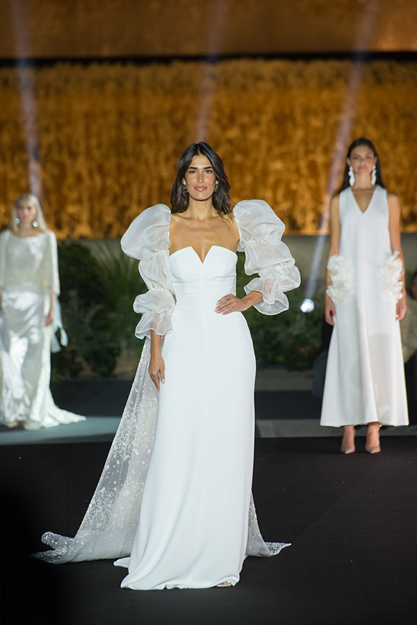 Un abito di Jesus Peiro presentato alla Barcelona Bridal Fashion Week Gala 2021