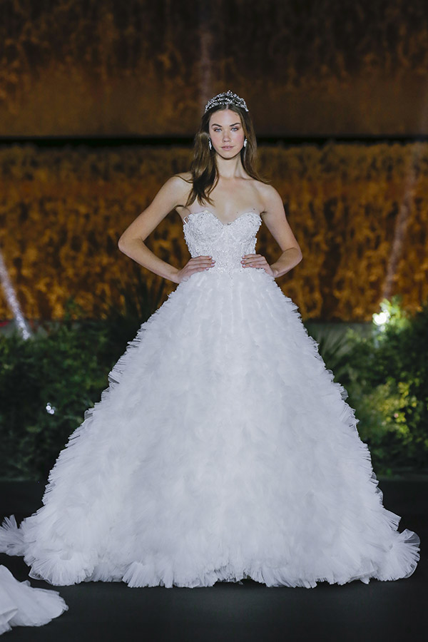 Un abito principesco di Nicole Milano presentato al Barcelona Bridal Fashion week Gala 2021