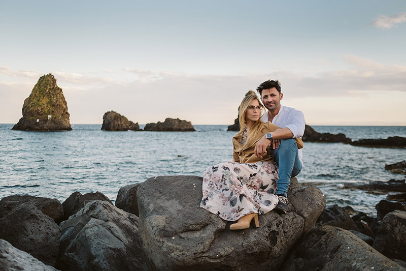 Erica Canova col marito Antonio ad Acitrezza per il loro servizio fotografico prematrimoniale