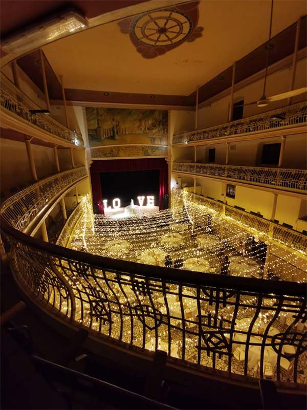 In questa foto il teatro Giuseppe Cavallera allestito per le nozze di Chiara e Francesco