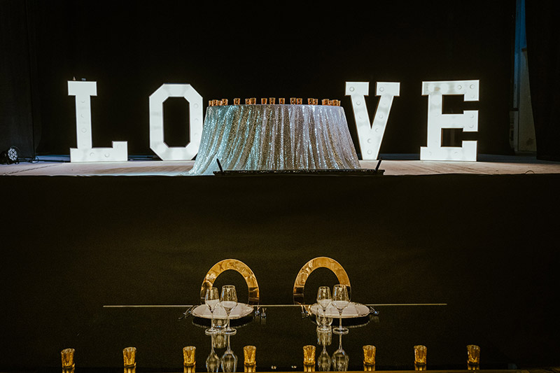 L'allestimento sul palco per il taglio della torta nelle nozze in teatro Francesca Pittau