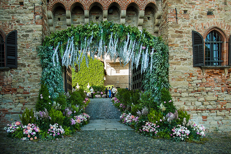 In questa foto  l'ingresso della location con gli allestimenti per le nozze