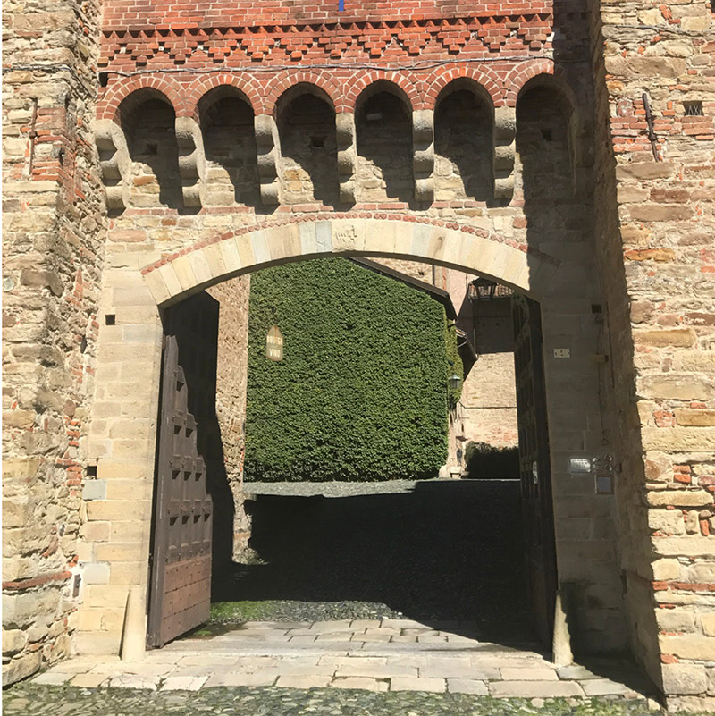 In questa foto l'ingresso di una location storica prima della fase di progettazione