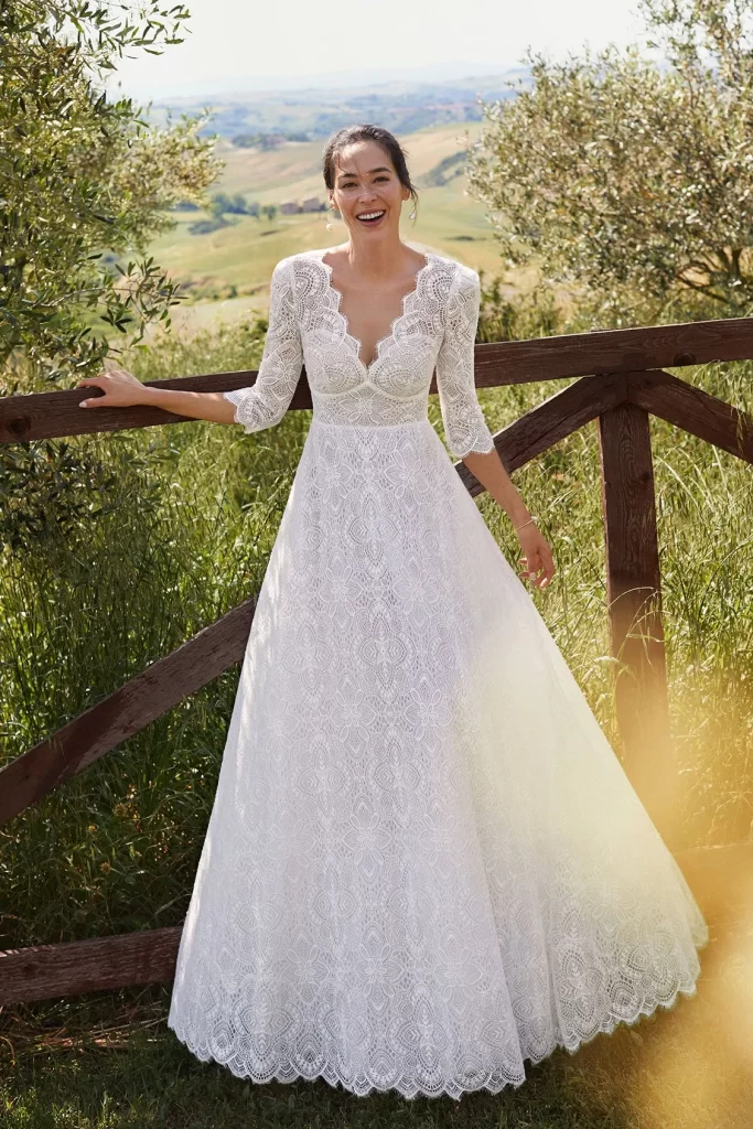 In questa foto un modello che fa parte della collezione di abiti da sposa principeschi di Atelier Emé interamente in pizzo.