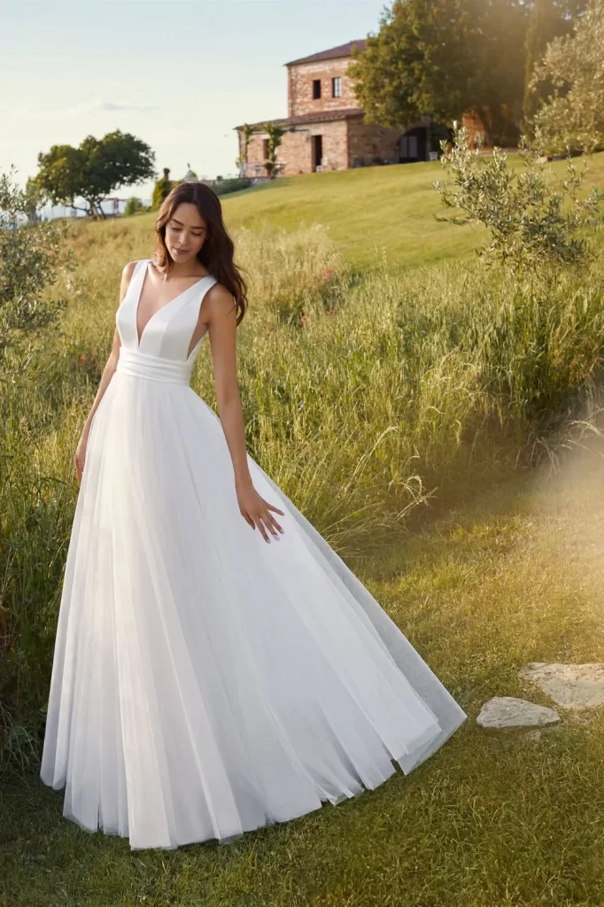 In questa foto un modello che fa parte della collezione di abiti da sposa principeschi di Atelier Emé con corpino in raso e gonna in tulle.