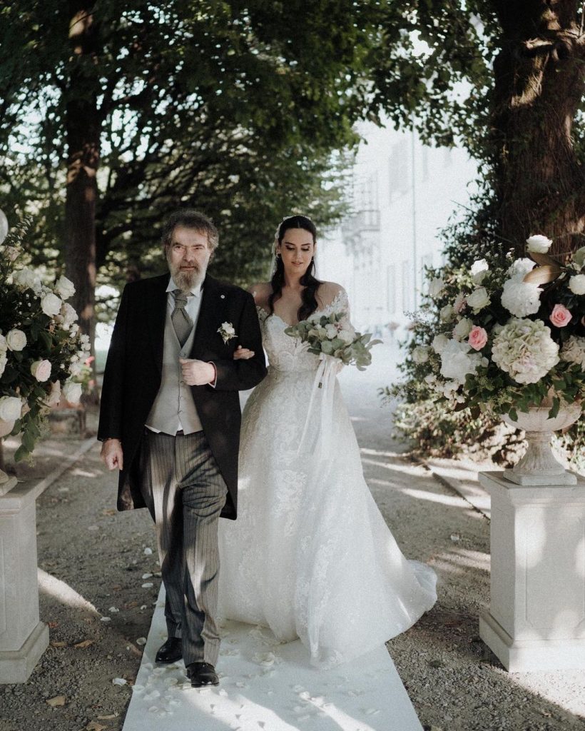 matrimoni 2021 delle influencer italiane, in foto l'ingresso di Catherine Poulain verso il momento dello scambio voti