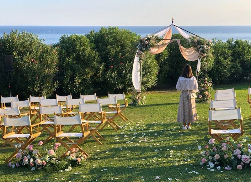 In questo scatto la Wedding Planner Martina Ferrari durante l'allestimento di una cerimonia all'aperto 