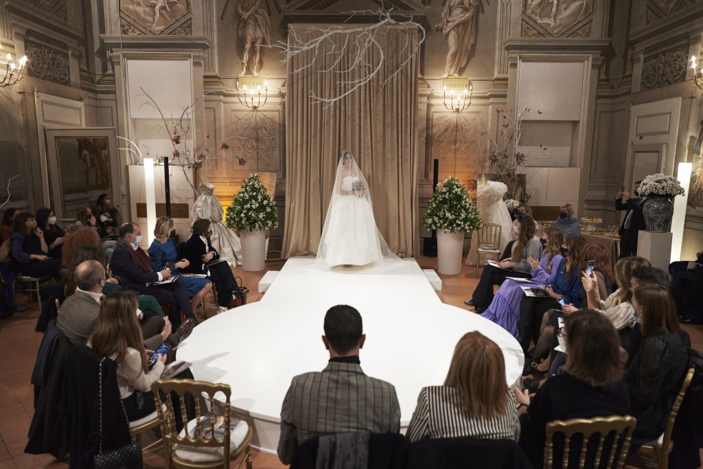 In questa foto una panoramica sulla stanza di Palazzo Materossi Fe d'Ostiani, a Brescia, che ha ospitato la sfilata degli abiti da sposa Revenge Atelier 2022
 