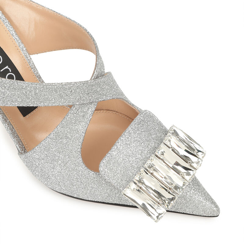 In questa foto la punta di una scarpa da sposa Sergio Rossi in colore argento glitter con una fibbia davanti