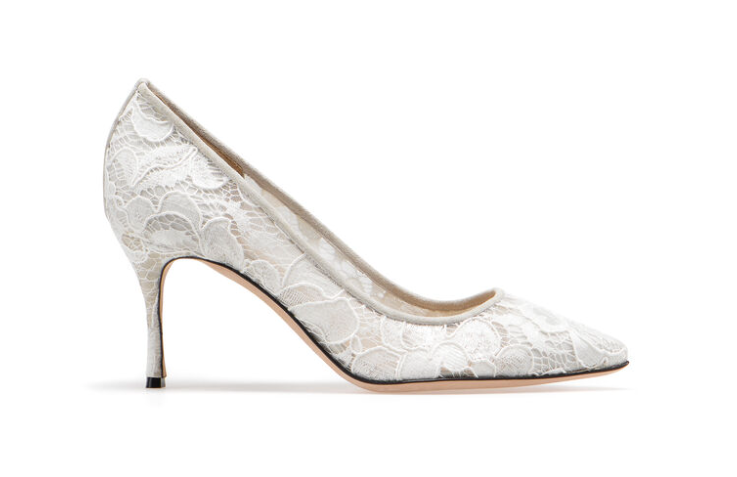 In questa foto una scarpa da sposa in pizzo bianco di Sergio Rossi fotografata su fondo bianco