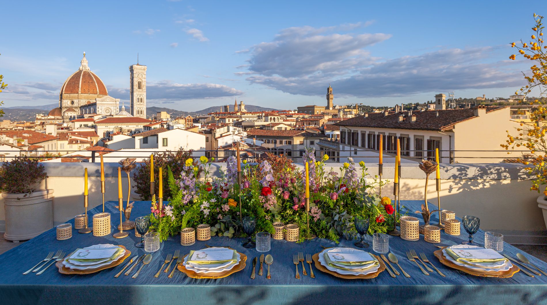 In questa foto un tavolo allestito per un matrimonio nella terrazza di Palazzo Gaddi a Firenze, location da cui è partito il Wedding Tour NH Collection