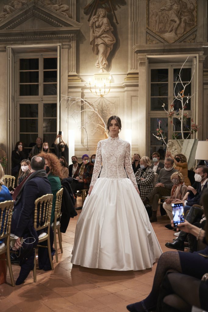 In questa foto una modella sfila indossando un abito da sposa di Giuseppe Papini per Revenge Atelier 2022