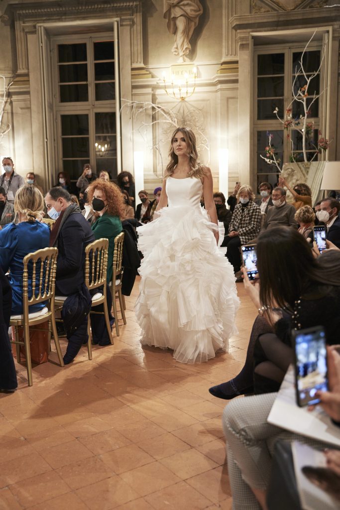 In questa foto una modella sfila indossando un abito da sposa con gonna a ruches disegnato da Giuseppe Papini e Revenge Atelier 2022