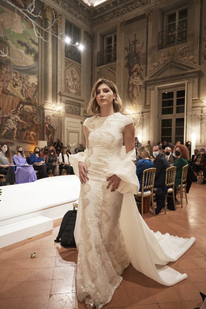 In questa foto una modella sfila indossando un abito da sposa a sirena, effetto stretch, della capsule collection Revenge Atelier 2022