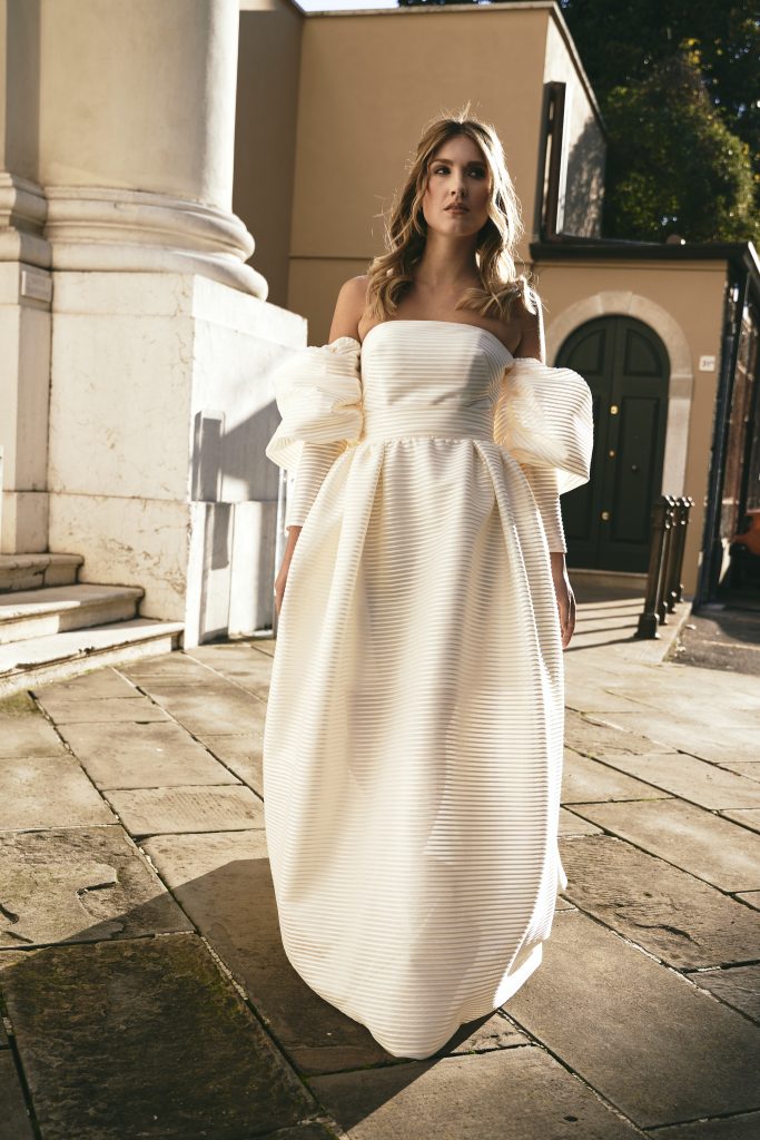 In questa foto una modella passeggia indossando un abito da sposa Yolan Cris per Revenge Atelier 2022