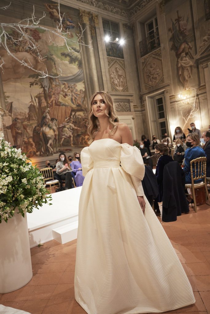 In questa foto una modella sfila indossando un abito da sposa di YolanCris per Revenge Atelier 2022