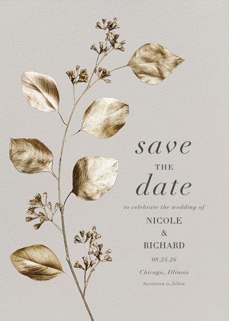 In questa foto un invito per matrimonio realizzato su carta beige con decorazioni di foglie colore oro sul lato sinistro. A destra sono riportate le informazioni delle nozze