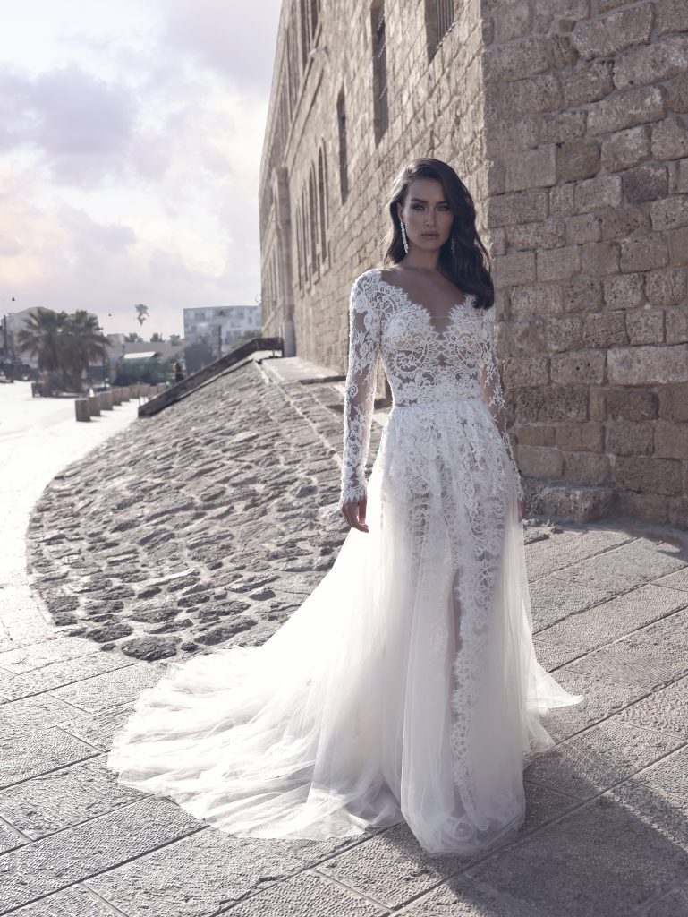In questa foto un abito a sirena con sopragonna della nuova collezione di Capri sposa 2022.