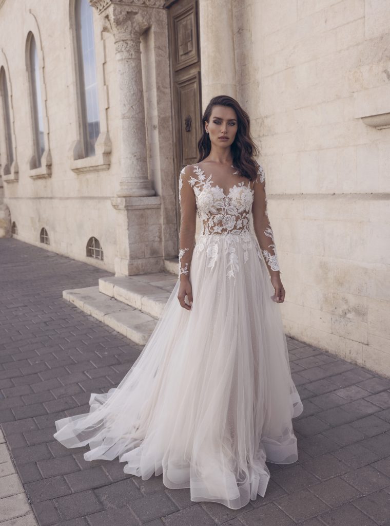 In questa foto un abito scivolato della nuova collezione di Capri sposa 2022.