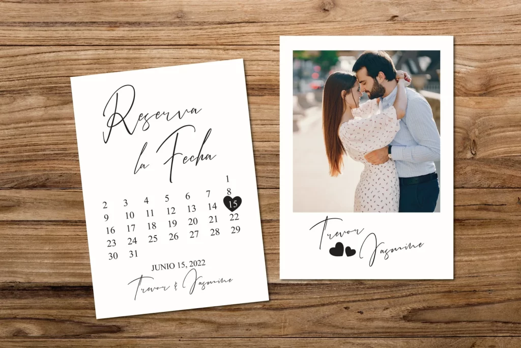 In questa foto un invito di matrimonio con un calendario sulla sinistra e sulla destra una foto Polaroid che ritrae una coppia (i cui nomi sono riportati nella parte bassa della foto) che si abbraccia e sorride 