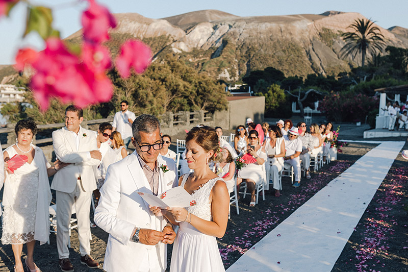 In questa foto il momento dello scambio delle promesse durante il rito civile celebrato sulla spiaggia di Vulcano. 