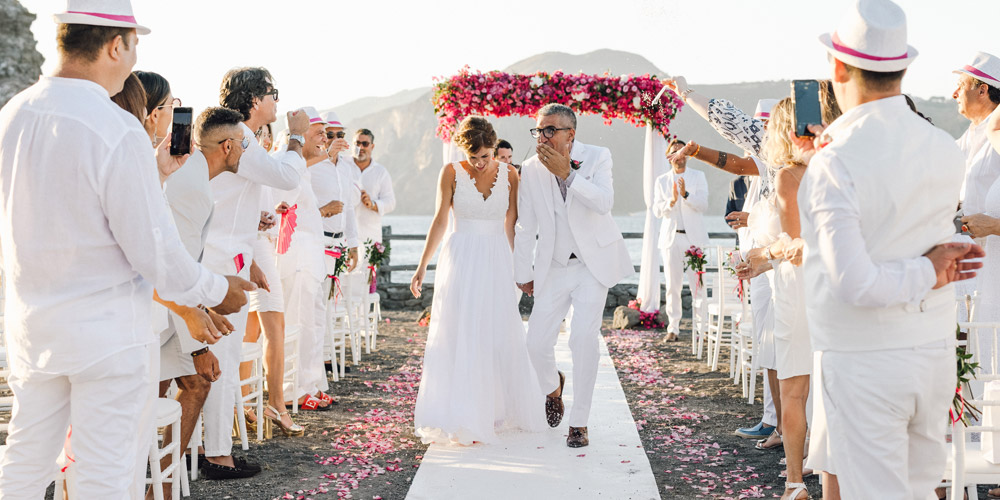 In questa foto gli sposi Manuela e Giuseppe per le loro nozze total white a Vulcano