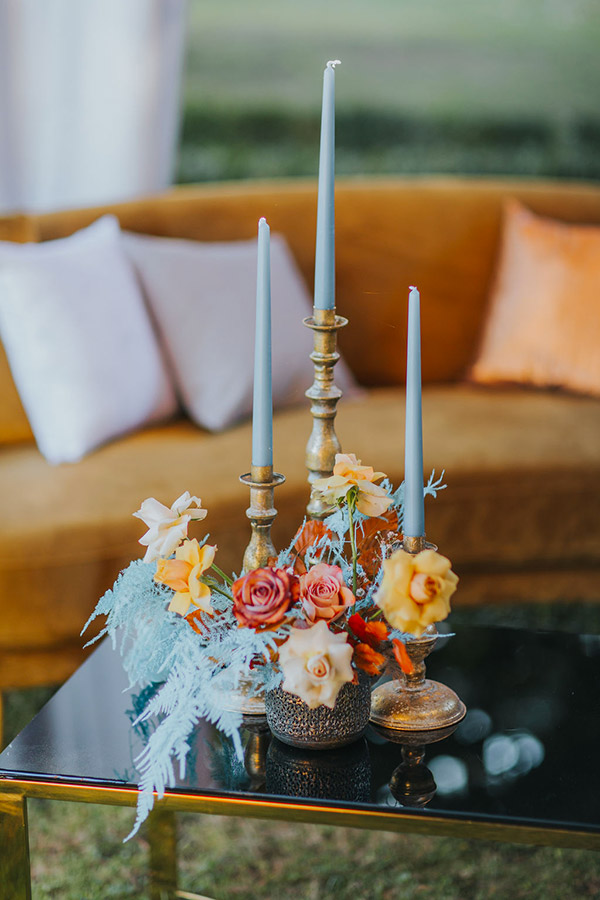 In questa foto un elegante candelabro dal gusto vintage con candele turchesi 