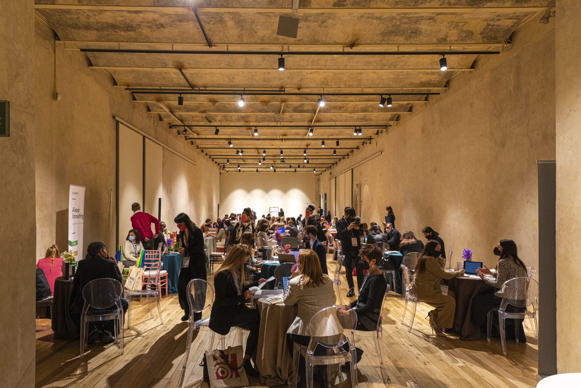 In questa foto una sala gremita di operatori del settore del Matrimonio a confronto durante la quarta edizione di WIM 2021, a Siena