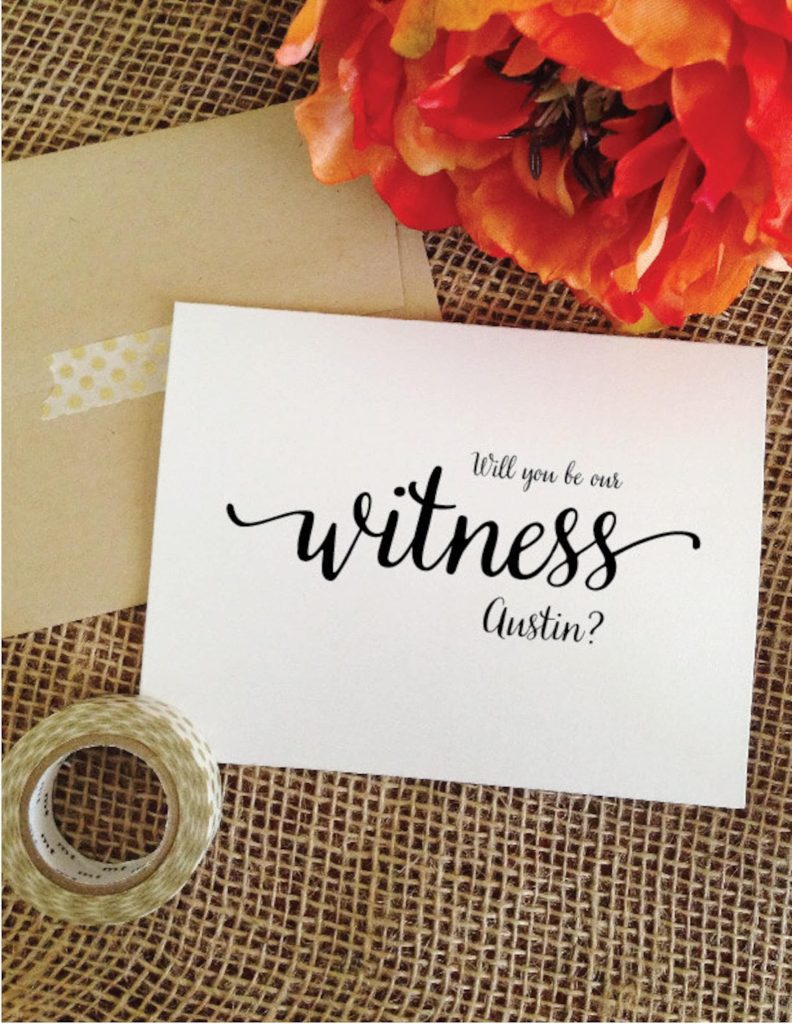 In questa foto un biglietto con scritto "Will you be our witness Austin?" che tradotto in italiano significa "Sarai il nostro testimone di nozze, Austin?"