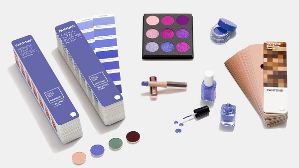 Nell'immagine di Pantone, l'uso del Very Peri nel make up