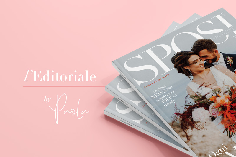In questa foto le riviste sposi magazine su fondo rosa e accanto la scritta "l'editoriale by paola"