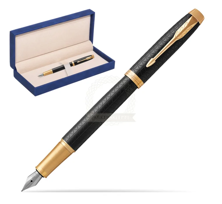 In questa foto una penna stilografica Parker colore nero con finiture colore oro. Sullo sfondo è mostrata la penna nella sua custodia aperta con velluto colore panna all'interno