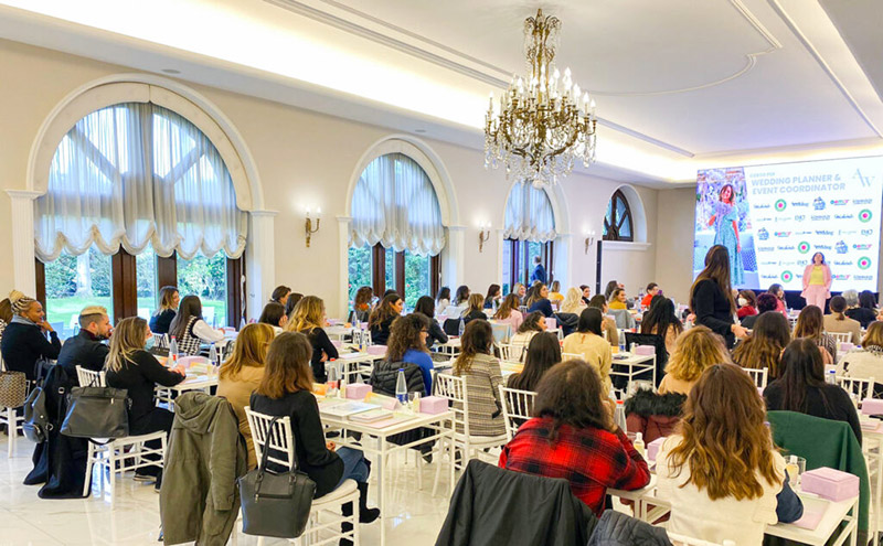 In questa foto una lezione in aula tenuta da Cira Lombardo e rivolta ad aspiranti Wedding Planner