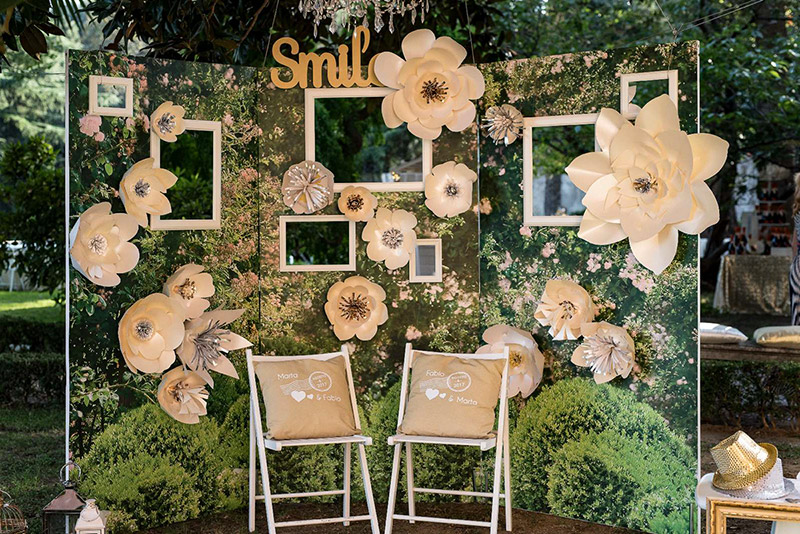 In questa foto un photo booth a tema floreale allestito da Giovanna Damonte