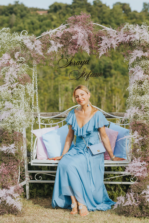 In questa foto la Wedding Planner Giovanna Damonte posa in un photo booth da lei curato