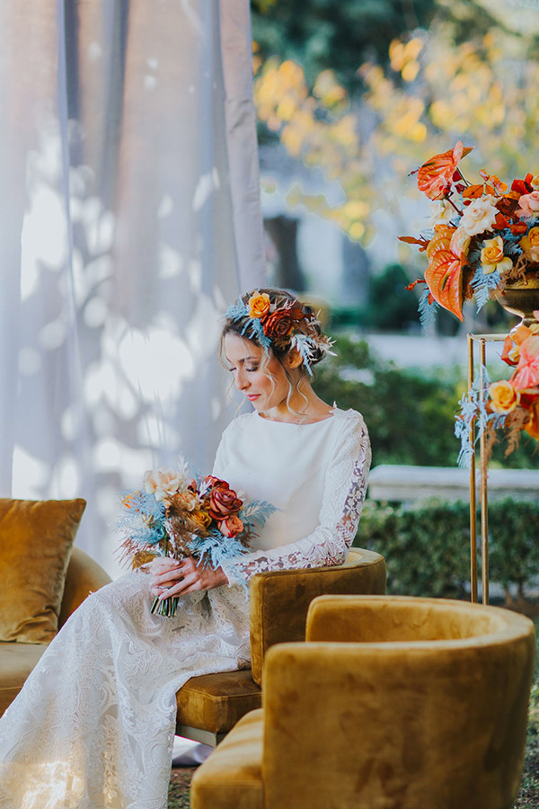 In questo scatto la sposa posa nel photo booth dai colori autunnali