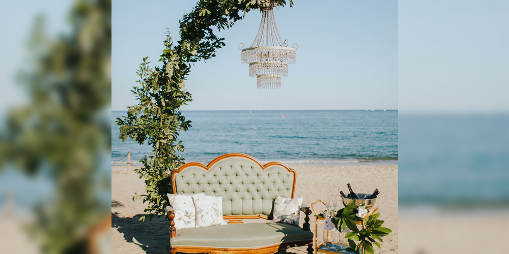 In questa foto un photo booth dal gusto vintage allestito in spiaggia