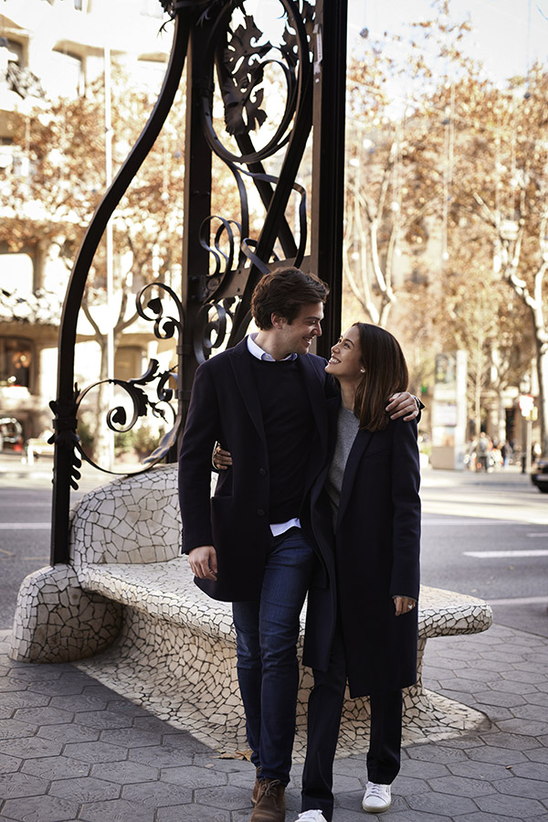 Daniel Clarà e Anne-Marie Colling sorridenti si abbracciano e si guardano negli occhi