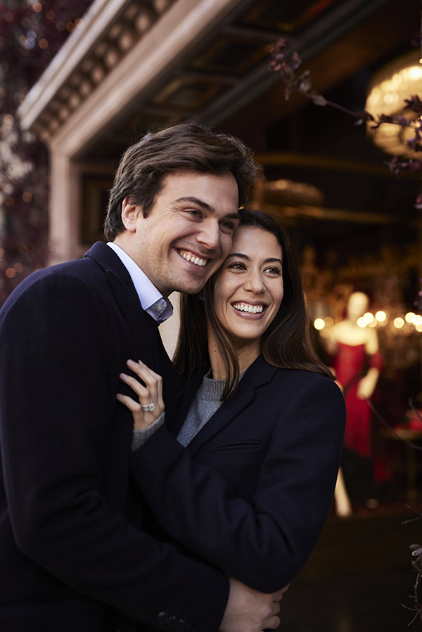 In questa foto Dani Clarà e Anne-Marie Colling si abbracciano sorridenti