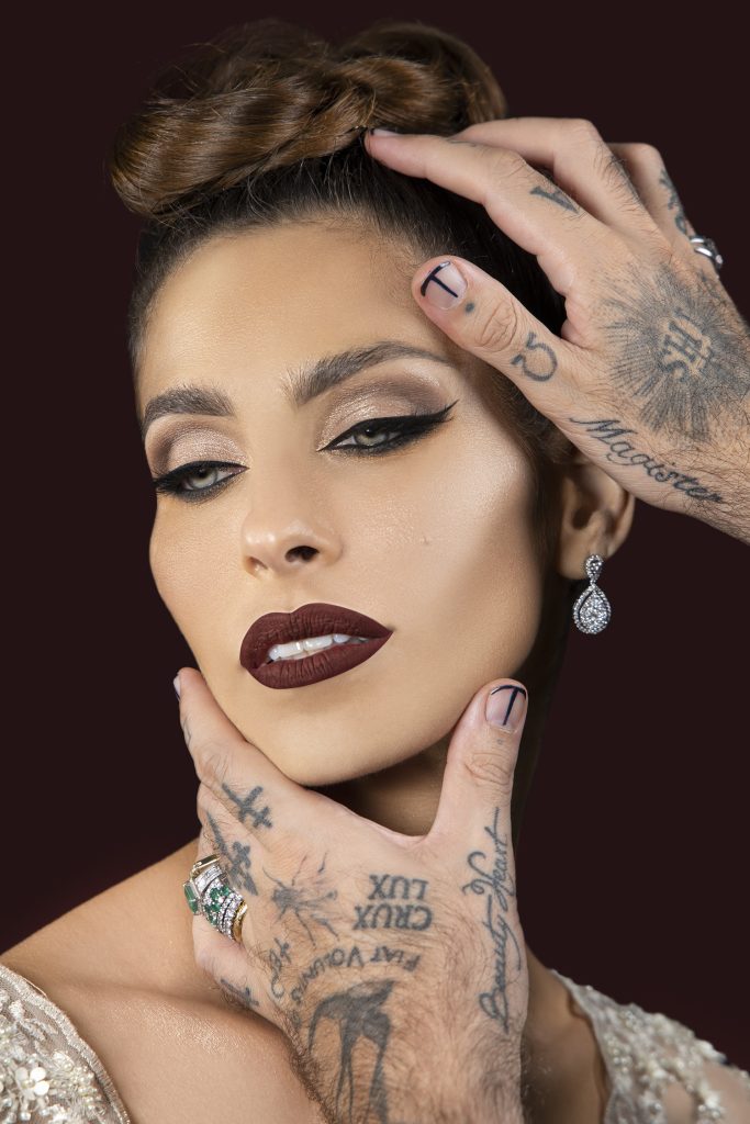 In questa foto il volto della modella e attrice Ariadna Romero tra le mani del make-up artist Orazio Tomarchio: è truccata con toni dark, per la campagna pubblicitaria di lancio della collezione Éternité di Cherie Maquillage 