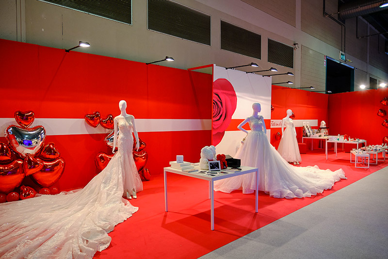 In questa foto un'esposizione di abiti da sposa in una edizione passata di Bergamo Sposi