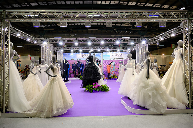 In questa foto un espositore di abiti da sposa e cerimonia presso la fiera Bergamo Sposi